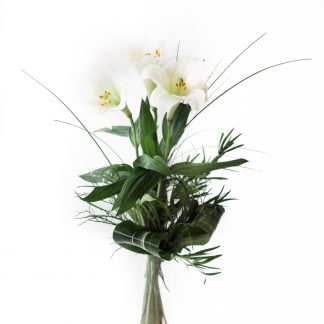 Korkea kimppu valkoliljoista